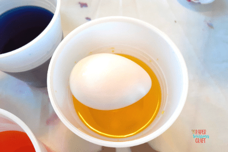 Plastic egg dye