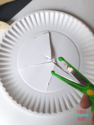 Paper plate with slits cut through the center with scissors.