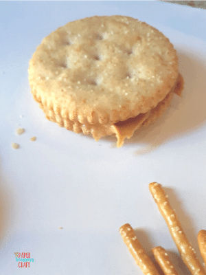 Spider Cracker Snack for Halloween (2)-min