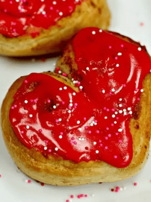 Heart Shaped Valentine's Day Food-cinnamon rolls-min